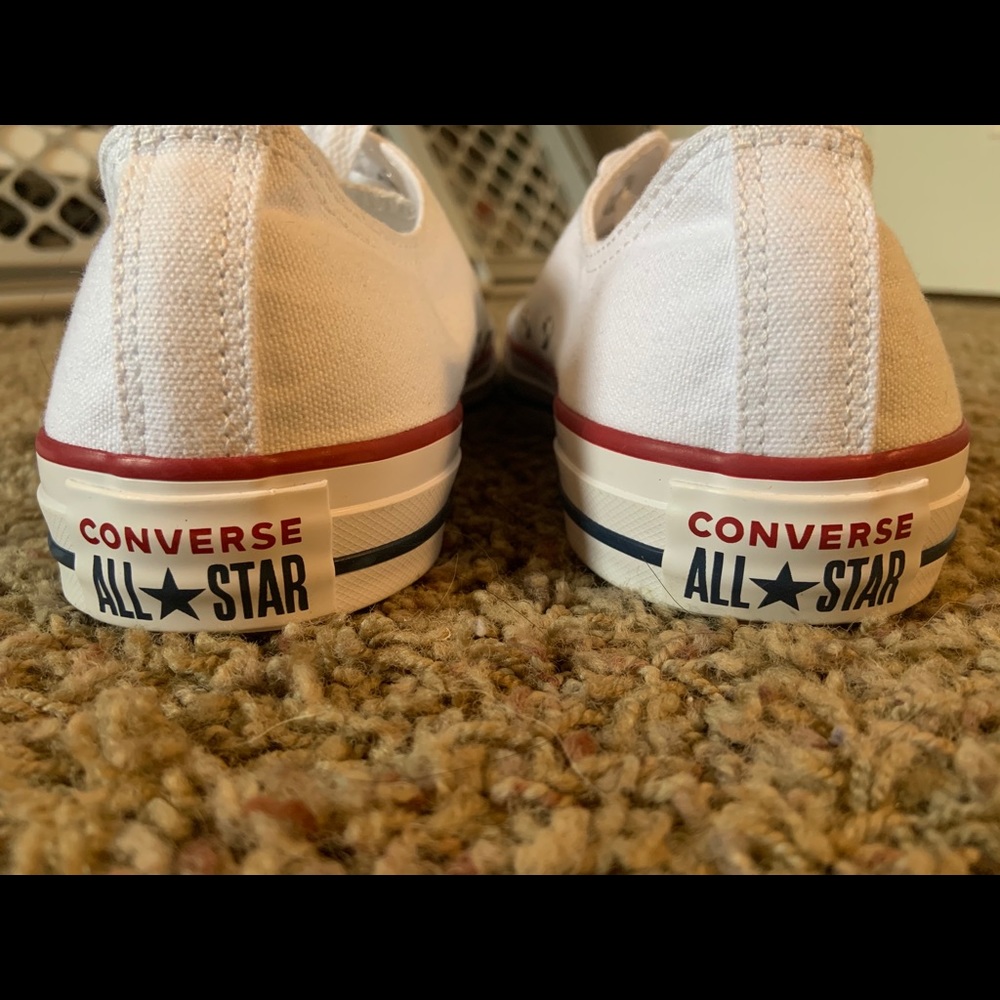 Women’s 9;men’s 7. Never worn white converse